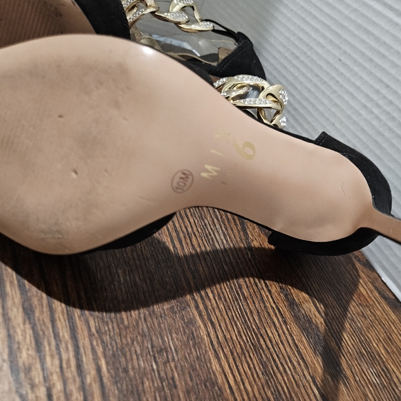 Mix no 6 Black and gold ankle pump with back zipper. - Picture 6 of 8